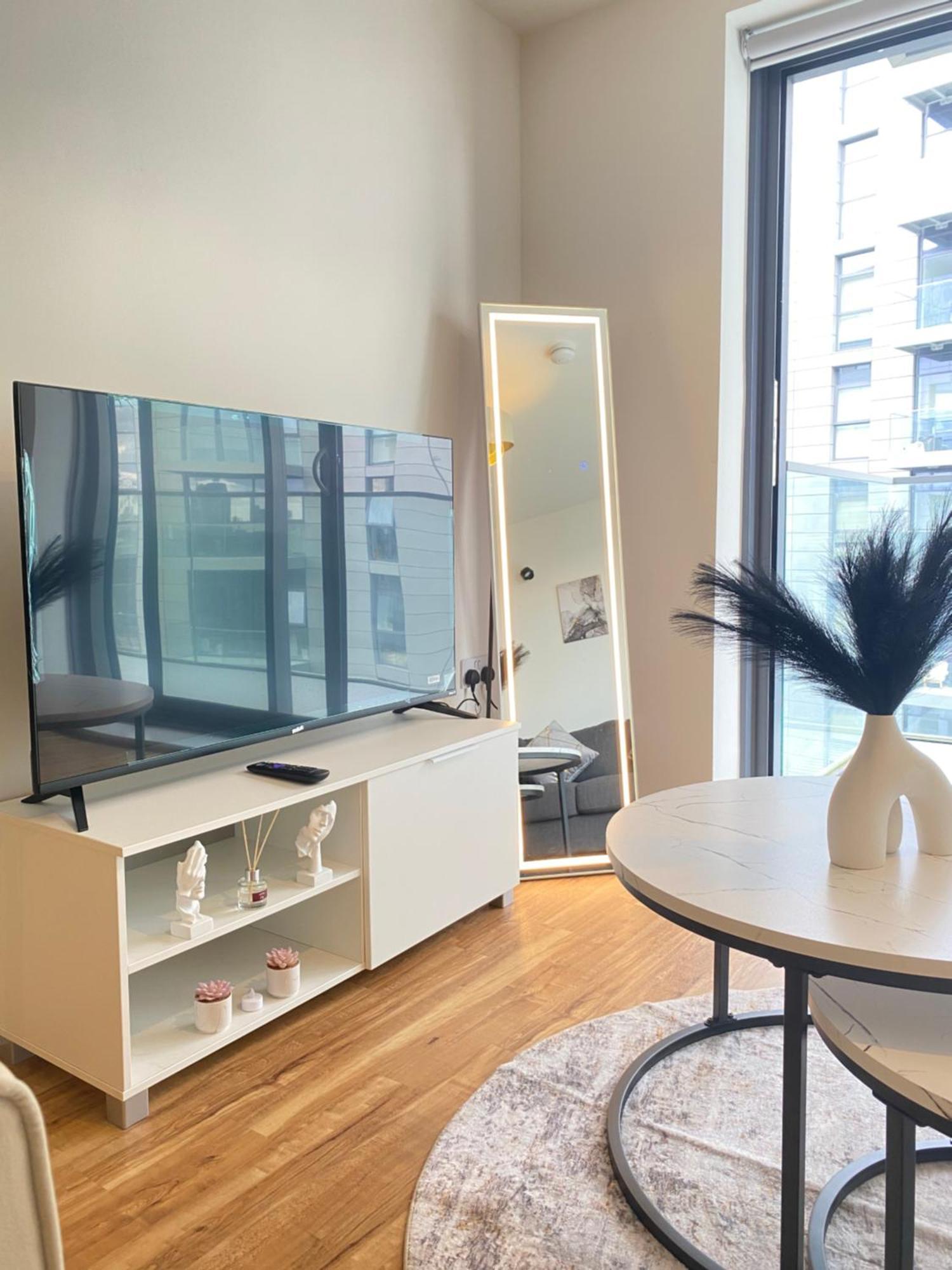 Luxury 2-Bed High-Rise In Manchester With Parking 외부 사진